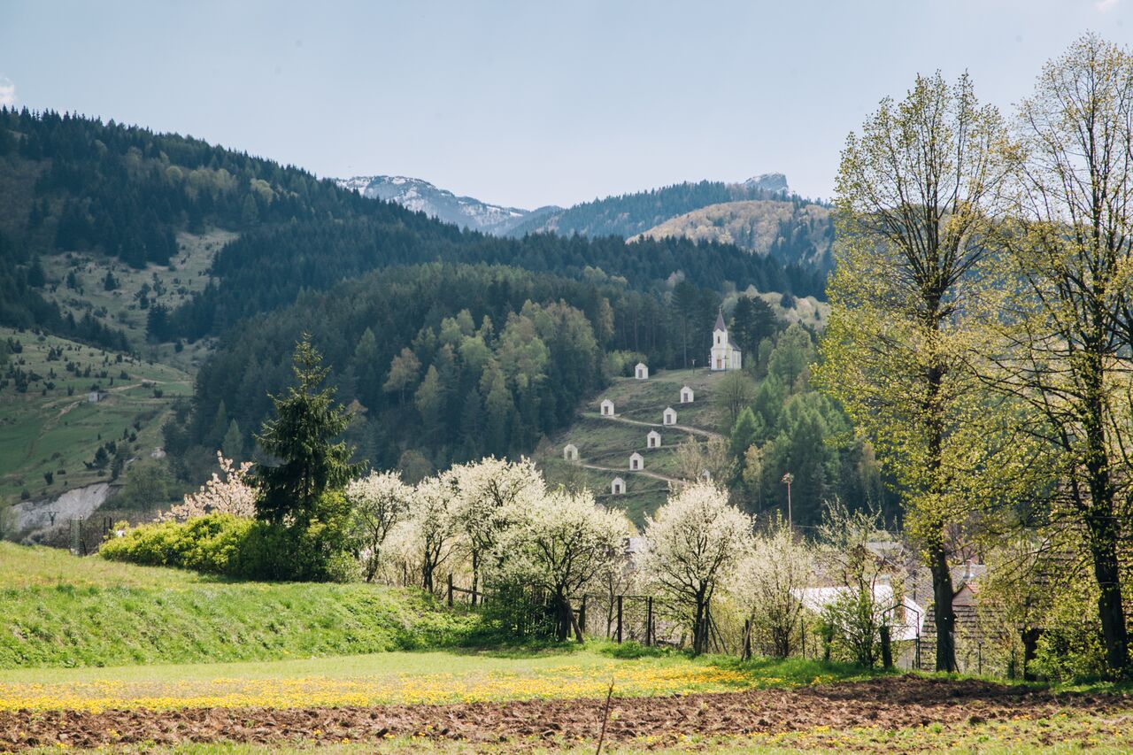 Kalvária s Lurdskou kaplnkou v Rajeckej Lesnej