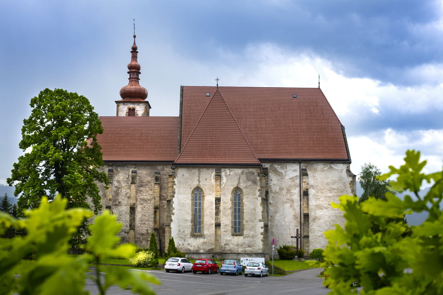 Kostol sv. Petra z Alkantary, Okoličné